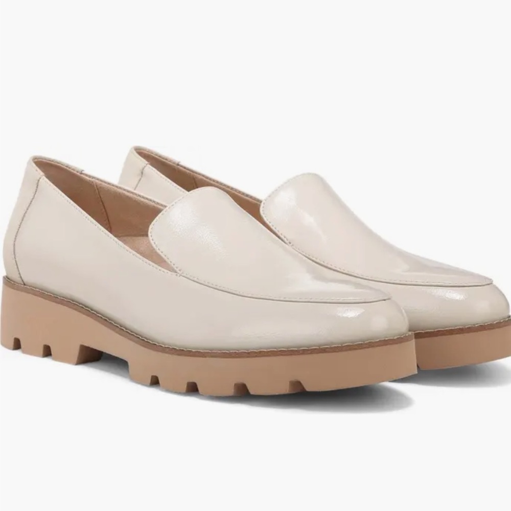 NWOB Kensley Vionic cream/brown color way loafers.